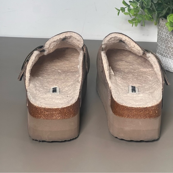 CUSHIONAIRE Beige Suede Faux Fur Lined Slip On Platform Clogs Women’s Size 10 - Picture 5 of 7